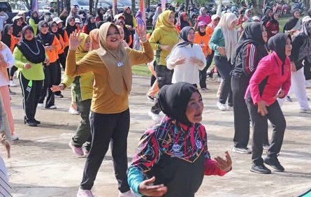 Bupati Tanjab Timur Hadiri Senam Sehat Bersama Warga Dendang, Penuh Semangat dan Kebersamaan